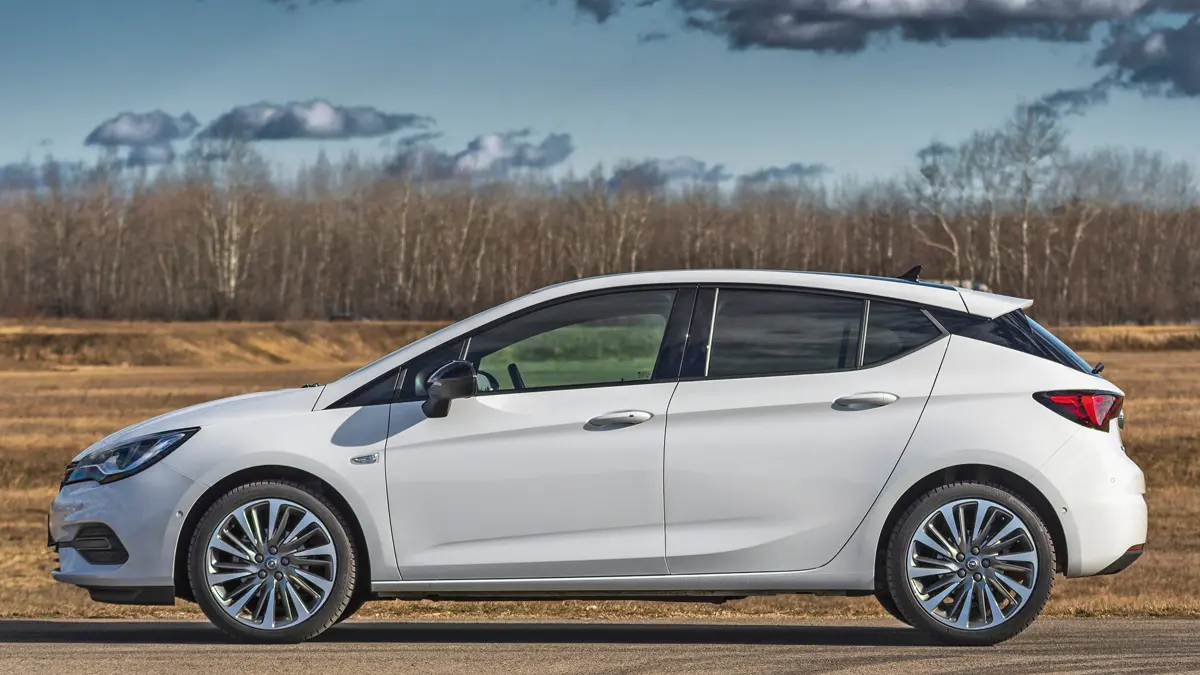 Opel Astra GS Line kivitelben feketék az ablakkeretek, alapból 16 colos alufelnik járnak, a fotókon látható 18-asok pluszpénzért rendelhetők