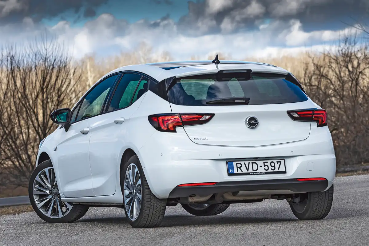 Az Opel Astra rakodópereme magas, a lámpák diódásak, az ablaktörlő kicsi. A csomagtérajtó elektromos kapcsolóját az embléma rejti