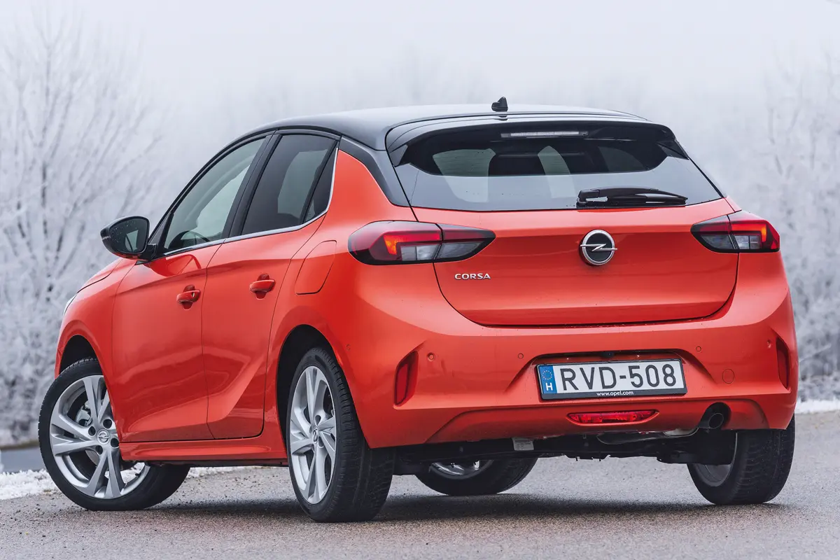 Az Opel Corsa lökhárítóin nincs koccanásvédelem, sem rányitás elleni védelem az ajtókon. Szép a lemezmunka, egyenletesek az illesztési hézagok; a hátsó ablaktörlő nagy felületen tisztít