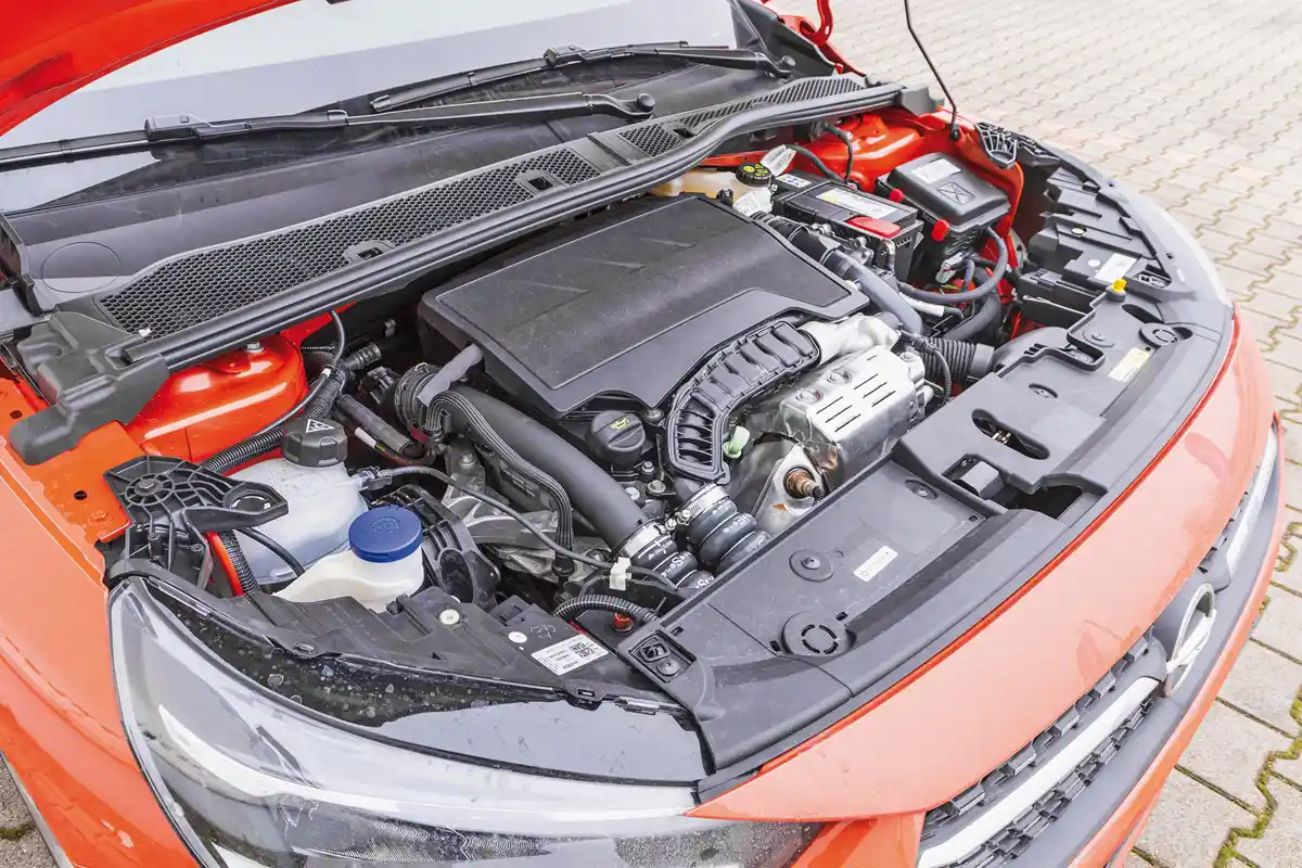 Francia a háromhengeres motor, a 100 LE elegendő a hétköznapokra szemből: Adaptív tempomat és teljes LED-világítás is rendelhető az új Opel Corsához