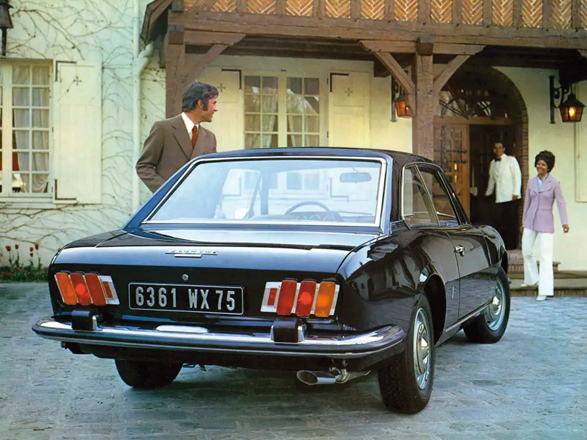 Jellegzetesek a hátsó lámpák, az első szérián a hátsó kerekek elé kerültek a tervező Pininfarina emblémái