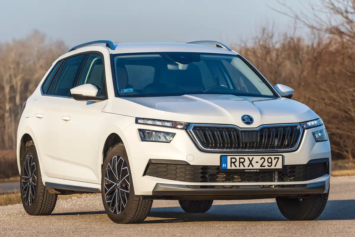 Citroënekhez hasonlóan osztottak a fényszórók, felülre a nappali menetfény került, a világítás már alapáron LED-es