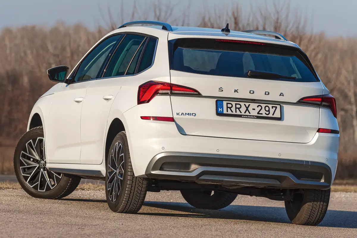 A Skoda Kamiq a műanyag betétes kerékívekkel terepjárósabb lenne. A kipufogót eldugták, a rakodóperem a crossoverek között nem magas (640 mm)