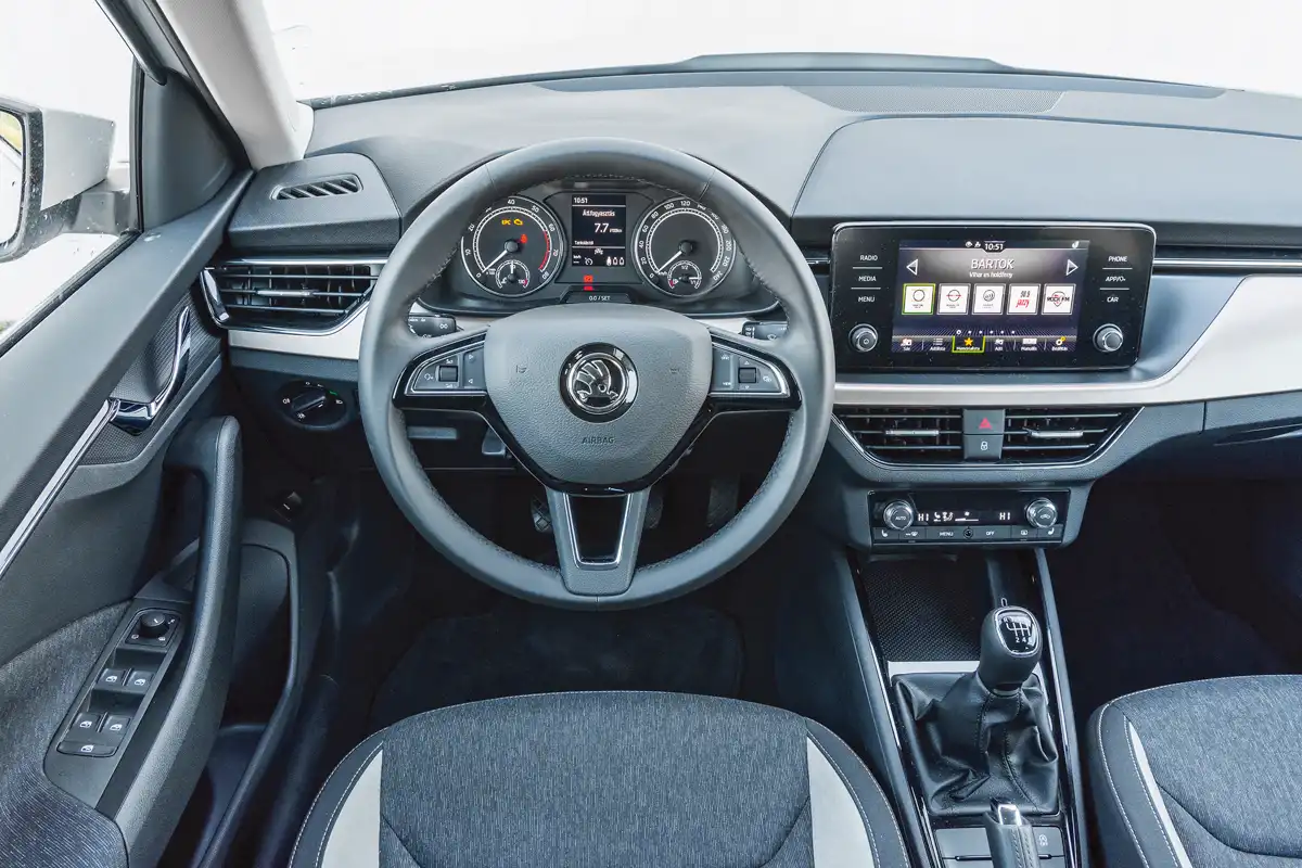 Minden ugyanolyan, mint a Scalában, és ez alapvetően jó. A navigáció tükrözéssel, okostelefonról fut (Apple CarPlay, Android Auto), az USB Type-C még nem mindenkinek öröm, de ez a közeljövő