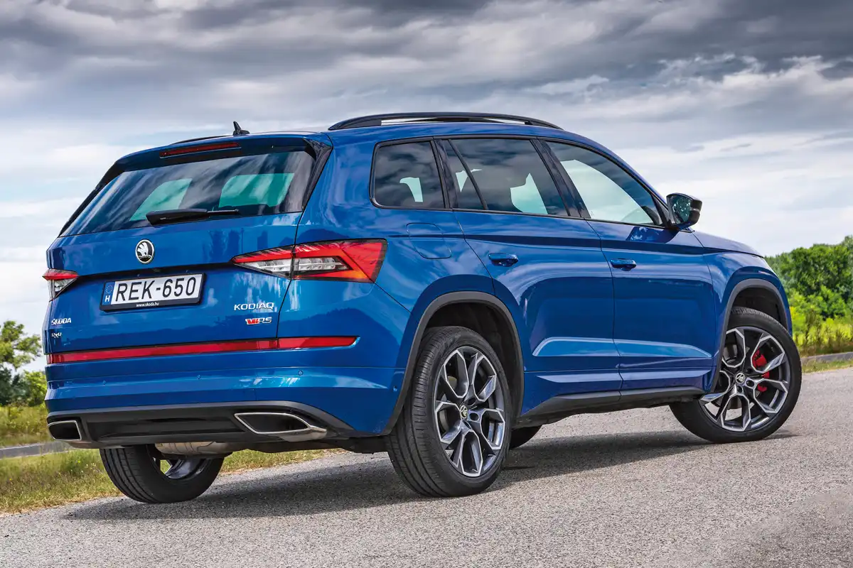 A Skoda Kodiaq RS könnyebb terepen elboldogul. Vontatni ideális, a trélerasszisztenssel gyerekjáték a pótkocsis tolatás