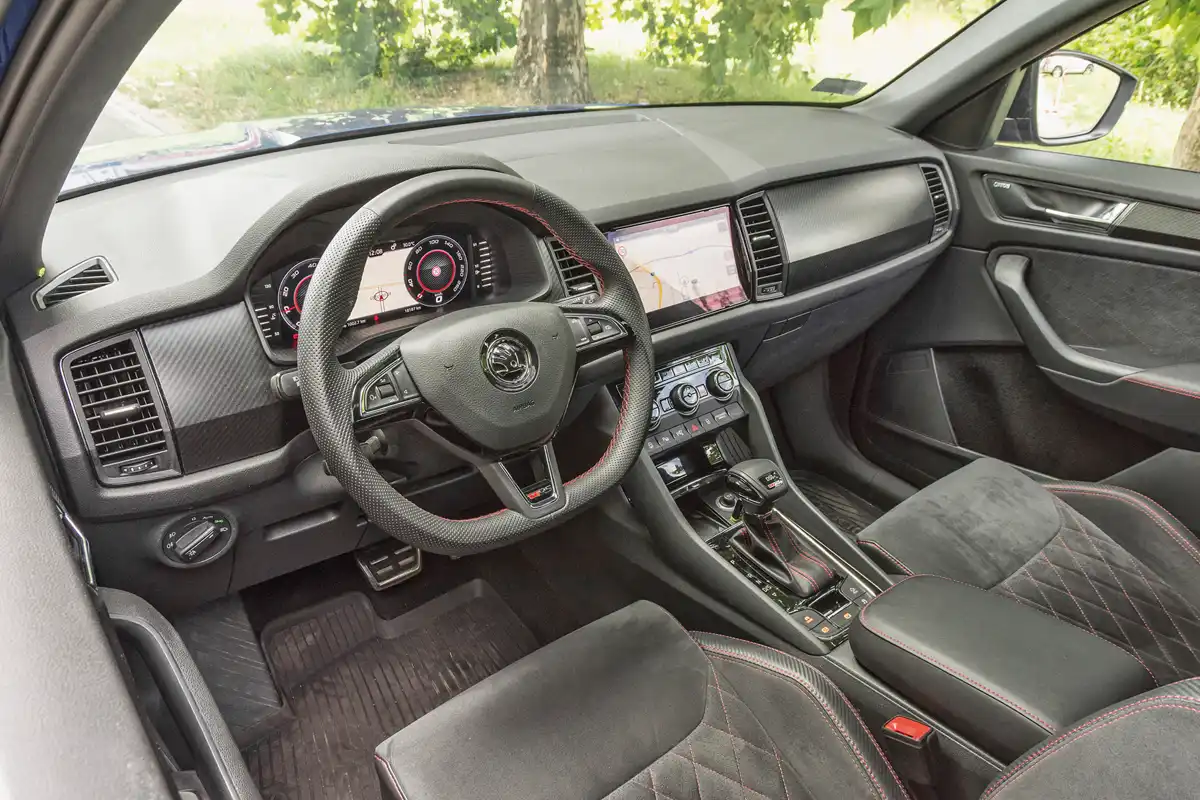 Sportos a hangulat, kényelmesek az ülések. A Skoda Kodiaq RS-ben is sok fedélzeti rakodóhely van