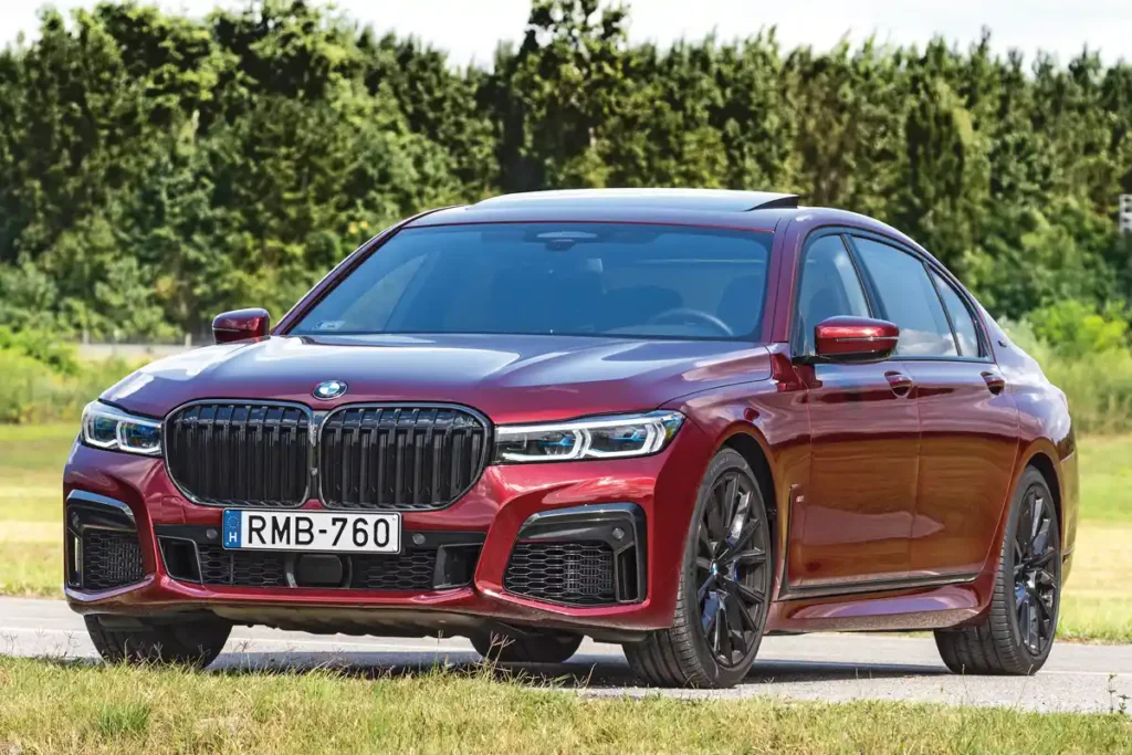 6,6 l-es, 585 LE-s, 850 Nm nyomatékú V12-es lapul a pingpongasztalnyi gépház alatt
