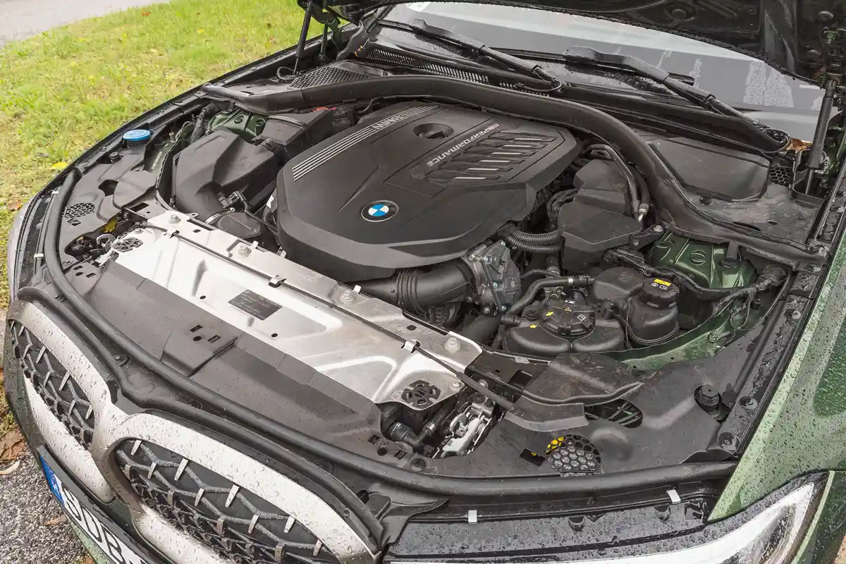 M Performance feliratú műanyag fedél alatt hosszában forog a turbós benzines