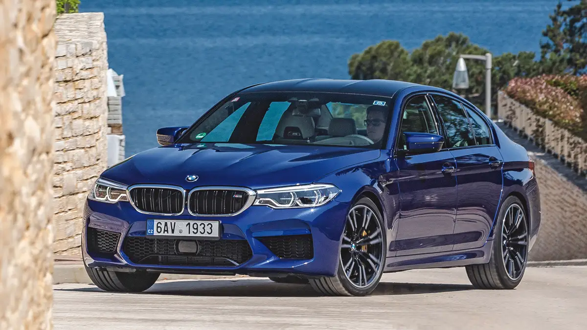 A BMW M5-ön nincs semmi feltűnő, ez szándékos. 130-nál nyolcadikban 1900/perc a fordulatszám, de innen padlógázra úgy indul meg, amire a legtöbb autó állásból sem képes