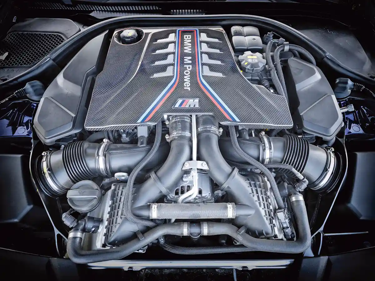 Csupa izom a V8-as, a hozzá illő szénszálas borítás 400 ezres pluszkiadás