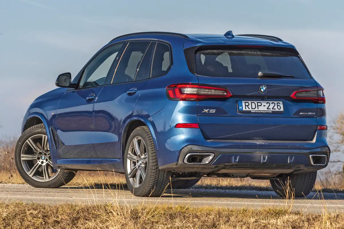 Látszik a valódi kipufogócső a kamuvégekben. A BMW X5 szabad magassága 21 centi, légrugózással még feljebb emelhető, de rakodáshoz le is lehet engedni