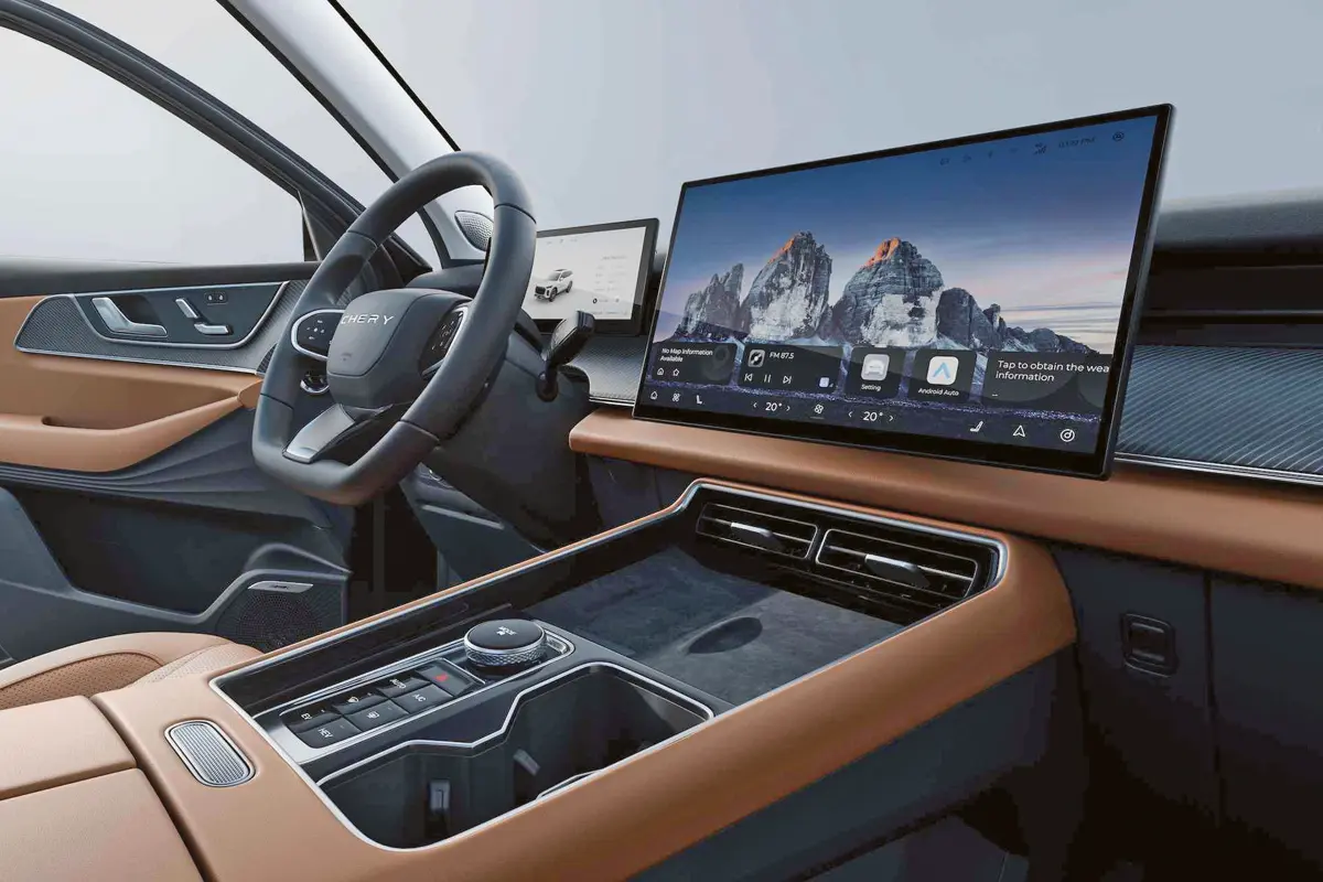 Középen 15,6, a kormány mögött 10,25 colos a kijelző, van head-up display, fizikai gomb alig akad. Az indukciós töltő 50 W-os, a hangvezérlés Hello Chery „megszólítással” indítható – magyarul nem tud