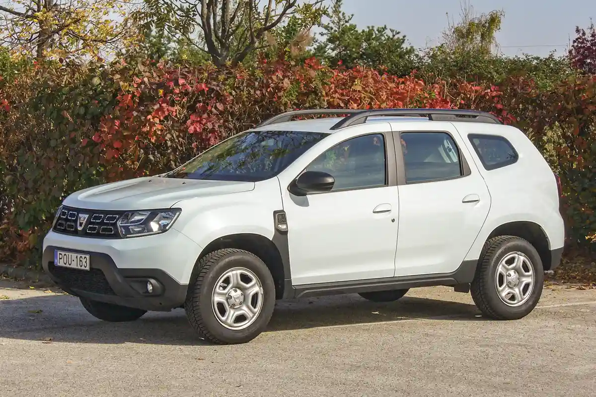 Az emelt hasmagasság terepen is jól jön, a műanyag elemek városban is hasznosak. A Dacia Duster Comforthoz alapáron lemezfelnik járnak