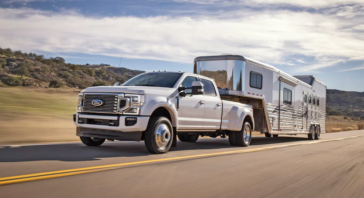 Az új V8-as óriás első munkahelye a 2020-as modellévű Ford F-450 Super Duty orrában lesz