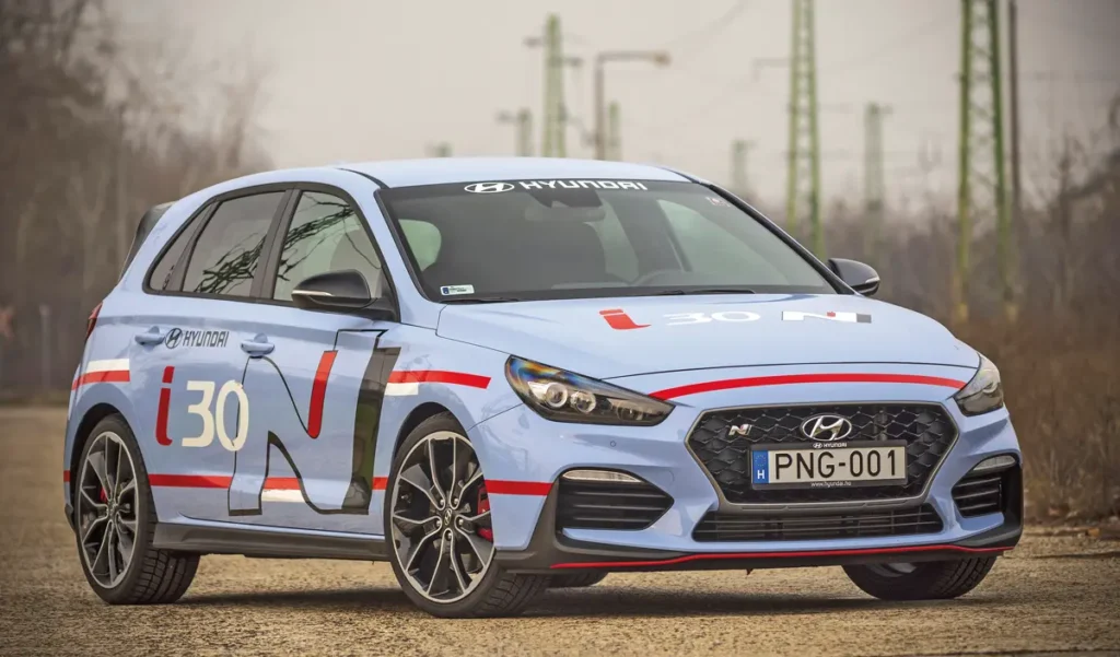 Feketék az ablakkeretek és a tükörházak, az N-logós féknyergeket vörösre festik. Ez a világoskék szín a többi Hyundai i30-ashoz nem rendelhető