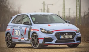 Feketék az ablakkeretek és a tükörházak, az N-logós féknyergeket vörösre festik. Ez a világoskék szín a többi Hyundai i30-ashoz nem rendelhető