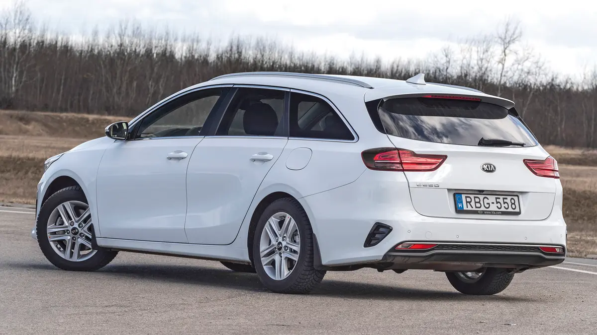 A Kia Ceed SW Gold üvegei a B-oszlopoktól sötétítettek, a rakodóperem nem magas