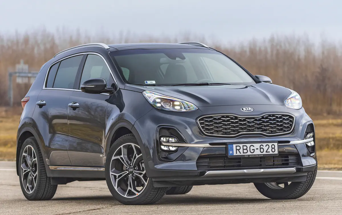 Csak a Kia Sportage GT Line-hoz járnak oldalanként 4-4 részes „jégkocka” ködfények. Az új LED-es fényszórók hatékonyan, de sötétben zavaróan éles határral világítanak