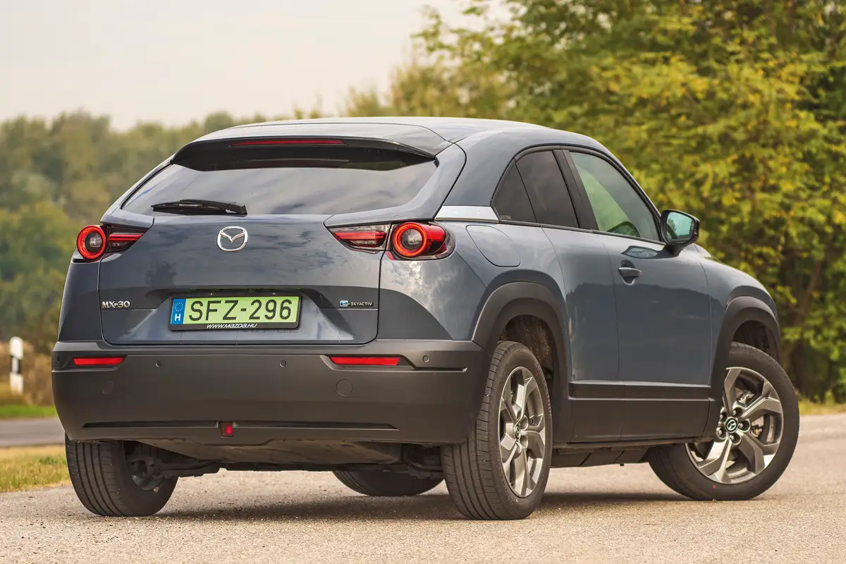 Visszaköszön a Mazda3 gömbölydedsége, de a forma önállóan is megáll a lábán. A lemezmunka példaértékűen precíz a szűken tartott illesztésekkel