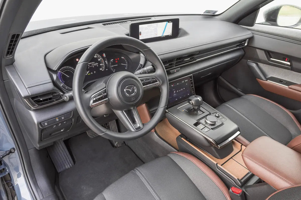 Minőségi anyagokból épített, ízléses, könnyen áttekinthető pult. A parafa burkolatok szépek és a Mazda történetét elevenítik meg