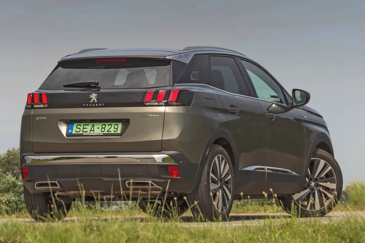 Nem terepjáró a Peugeot 3008 GT HYbrid4, de aszfaltról letérve többet tud, mint amire egy átlagos tulajdonosnak szüksége van. 80-ról 120 km/h-ra 3,6 s alatt gyorsul