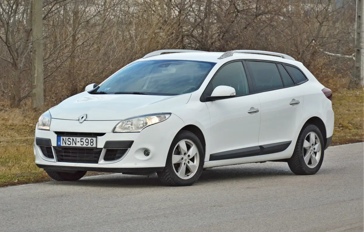 Klasszikus flottás szín a fehér, de ebben sem mutat rosszul a Renault Megane Grandtour. Az alufelnikre 205/55 R16-os, ballonos gumikat húztak. A fényszórók szép állapotúak, a külső tükrökkel (a bal oldali osztott terű) jól követhető a mögöttes forgalom
