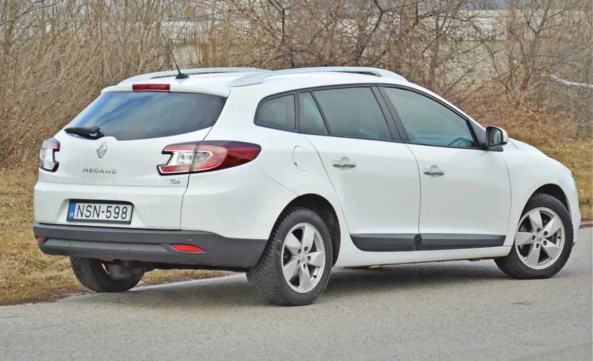 Ügyesen rajzolták meg a formát, szinte sportkombis vonalvezetésű a Renault Megane Grandtour. A kis C-oszlopi ablak miatt nehézkes az átlós hátralátás. Tolatáskor radar is segít