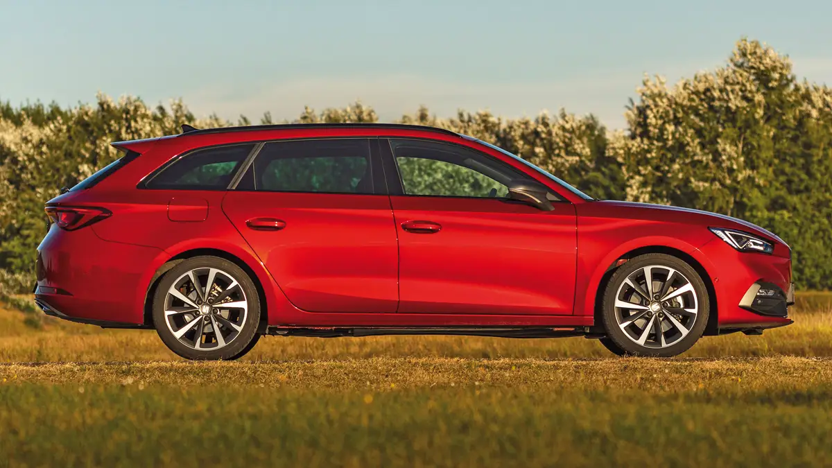 Megnövelték a hátsó túlnyúlást az ötajtóshoz képest, így látványra farnehéz a kombi Seat Leon. Az ajtók kulcs nélküli kezeléséért fizetni kell