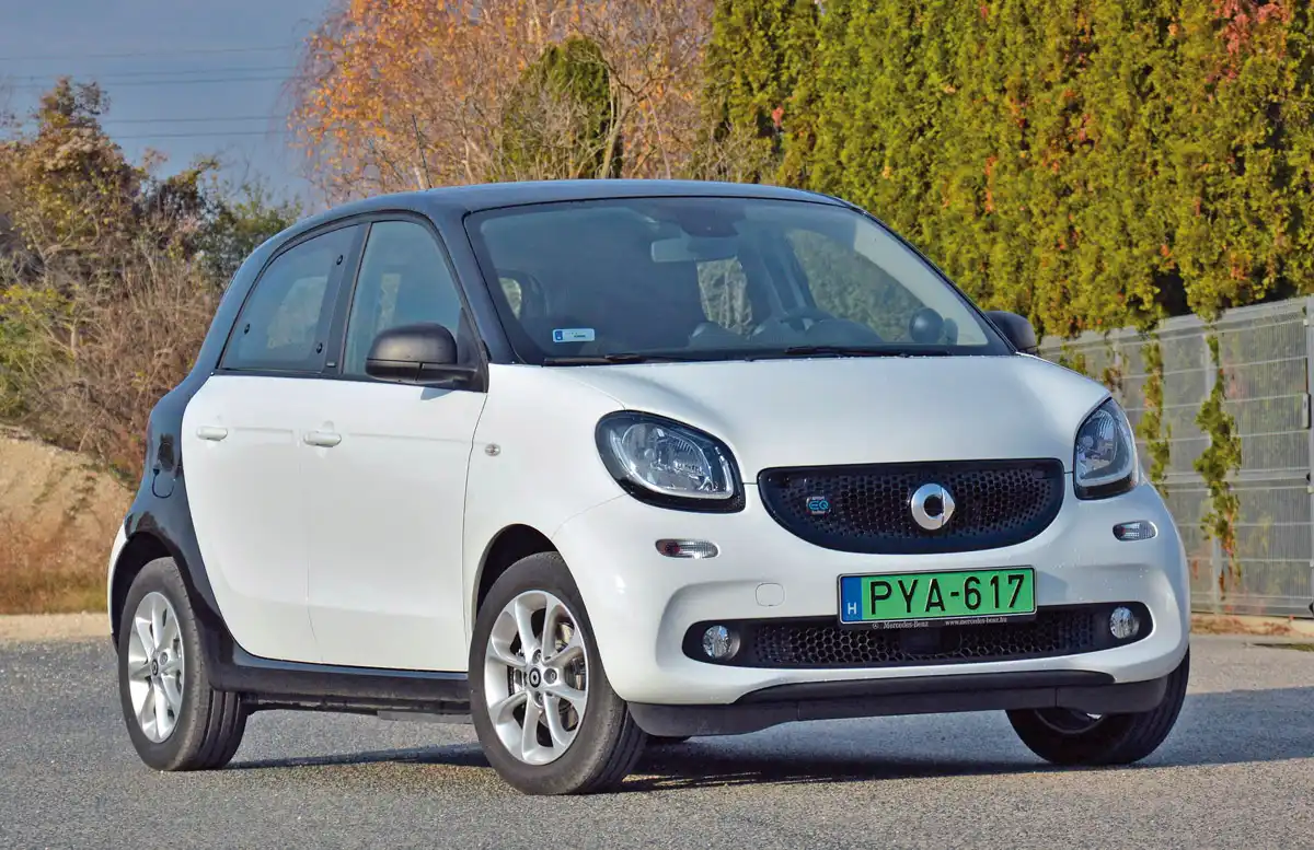 A Smart EQ forfour első tetőoszlopai nem vaskosak, előrefelé jó a kilátás, kellően nagyok a tükrök is. A hátrafelé kilátást némileg akadályozzák a vastag C-oszlopok