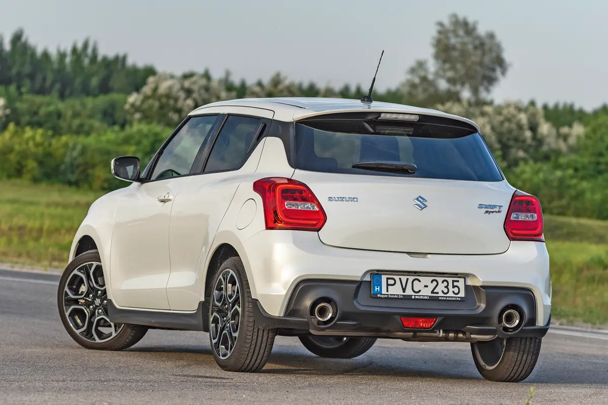 A Suzuki Swift Sport két vastag kipufogója látványos, de nincs hangjuk. A hasmagasság 120 mm