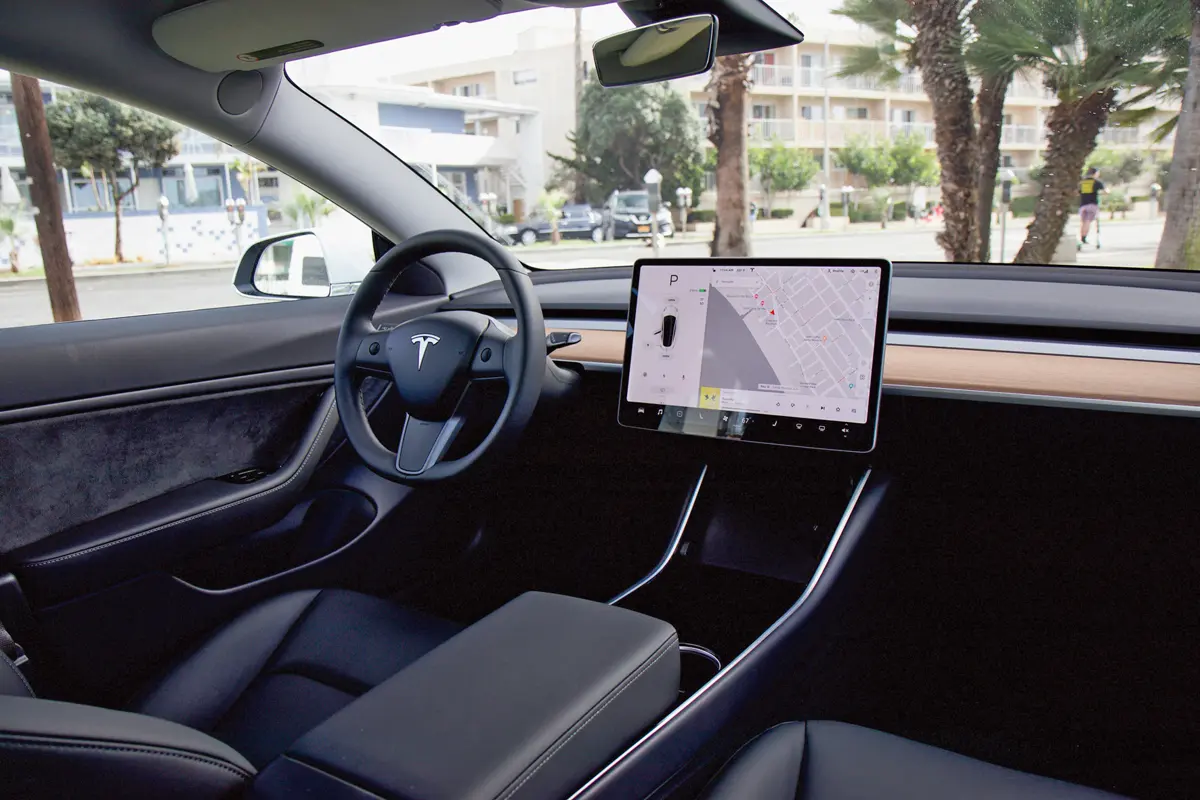 Végletekig letisztult a belső, a head-up display nagyon hiányzik, a „váltókar” (P, R, N, D) a bal oldali bajuszkapcsoló