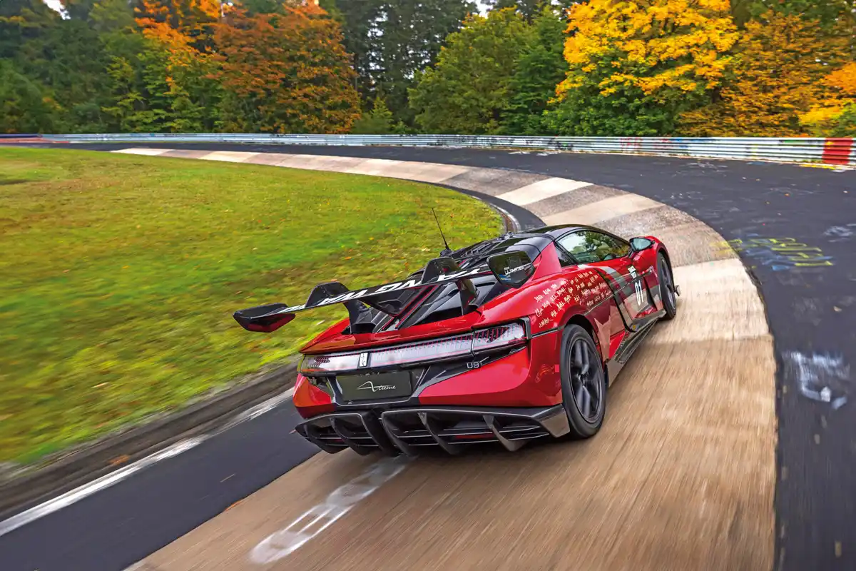 A Yangwang U9 Extreme-nek négy villanymotorja van, a teljesítmény 3016 LE. A mérnökök 2024 óta tesztelték az autót a Nürburgringen, amely itt nagy hátsó légterelővel futott. Bő 5 s-ot vert rá a korábbi rekorder Xiaomi SU7 Ultra 7:04.957-es idejére