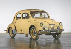 Renault 4 CV Luxe (1949) – a farmotoros kisautóra hatalmas igény mutatkozott a háború után. Ez egy korai, az orrán még „hatpálcás” példány 60 ezer km-es futással, a gyár által 1994-ben felújítva. A típust bemutató kiadványban ez az autó szerepel illusztrációként. Elkelt 20 080 euróért
