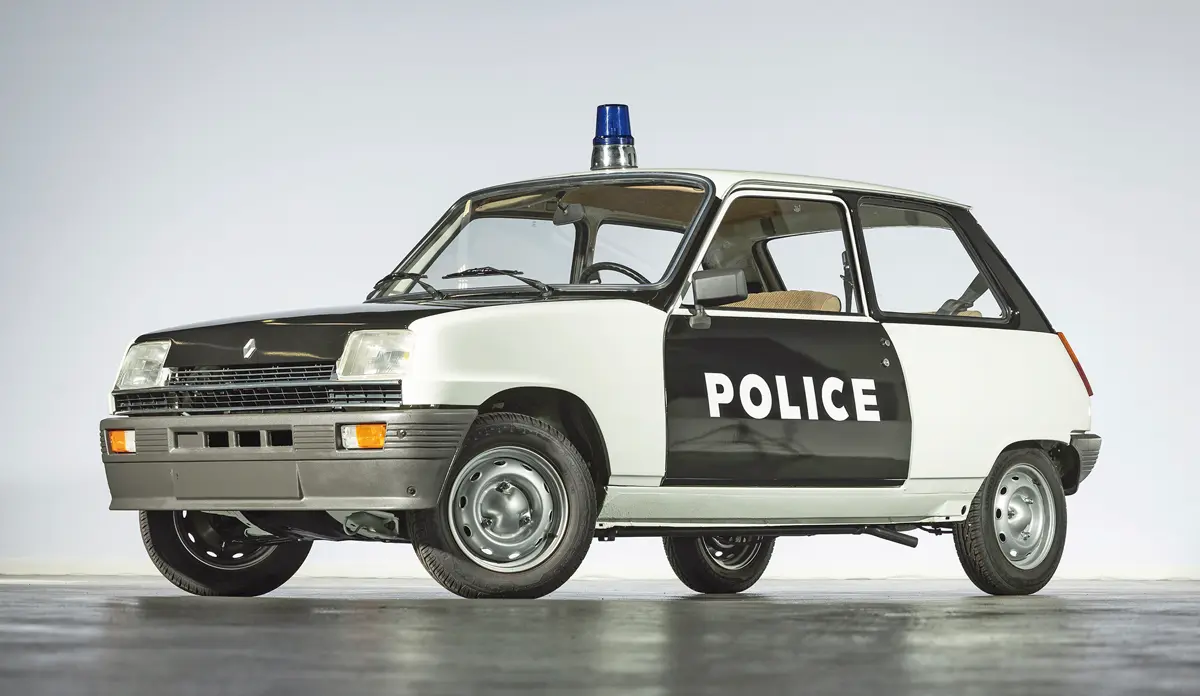 Renault 5 Police (1983) – a Superfive bevezetése előtt az utolsók között gördült ki a gyárból ez a példány, amely apró sérüléseket szenvedett, így nem értékesítették. A Renault kijavította, megtartotta és dekorációs rendőrautóvá alakította, a fekete elemek csak fóliázva vannak. Elkelt 14 448 euróért