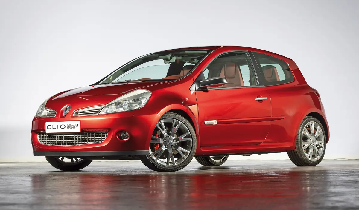 Renault Clio III RS Concept (2005) – ez a példány pózolt a 2005-ös Frankfurti Autószalonon, előrevetítve az izgalmas RS sportmodellt, így számos részlete még eltér az utcai kivitelétől. Forgalomba nem helyezhető, ahogy a gépházban sem az RS-be szánt 200 LE-s motor található: a K4M jelű 1,6-os csupán 95 LE-s. Elkelt 20 468 euróért