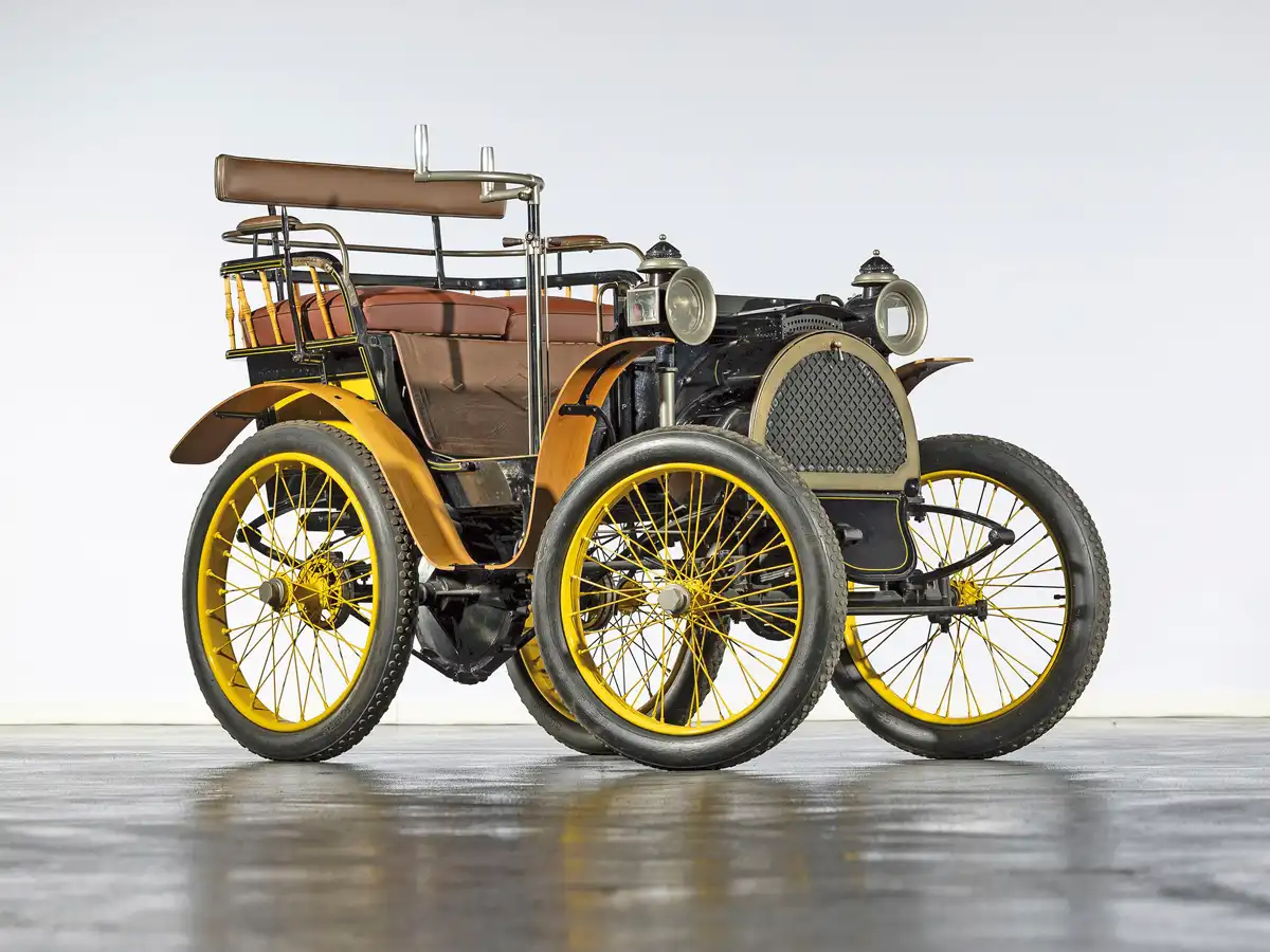 Renault Type A (1898) – aki igazi Renault-rajongó, ennél fontosabb gyűjtői tárgya nem lehet: a Type A volt a márka első autója. Szépséghiba, hogy ez a példány csupán villanymotoros hajtású replika (amit az ára is tükröz), de a Renault építette költségplafon nélkül 1998-ban. Elkelt 45 752 euróért