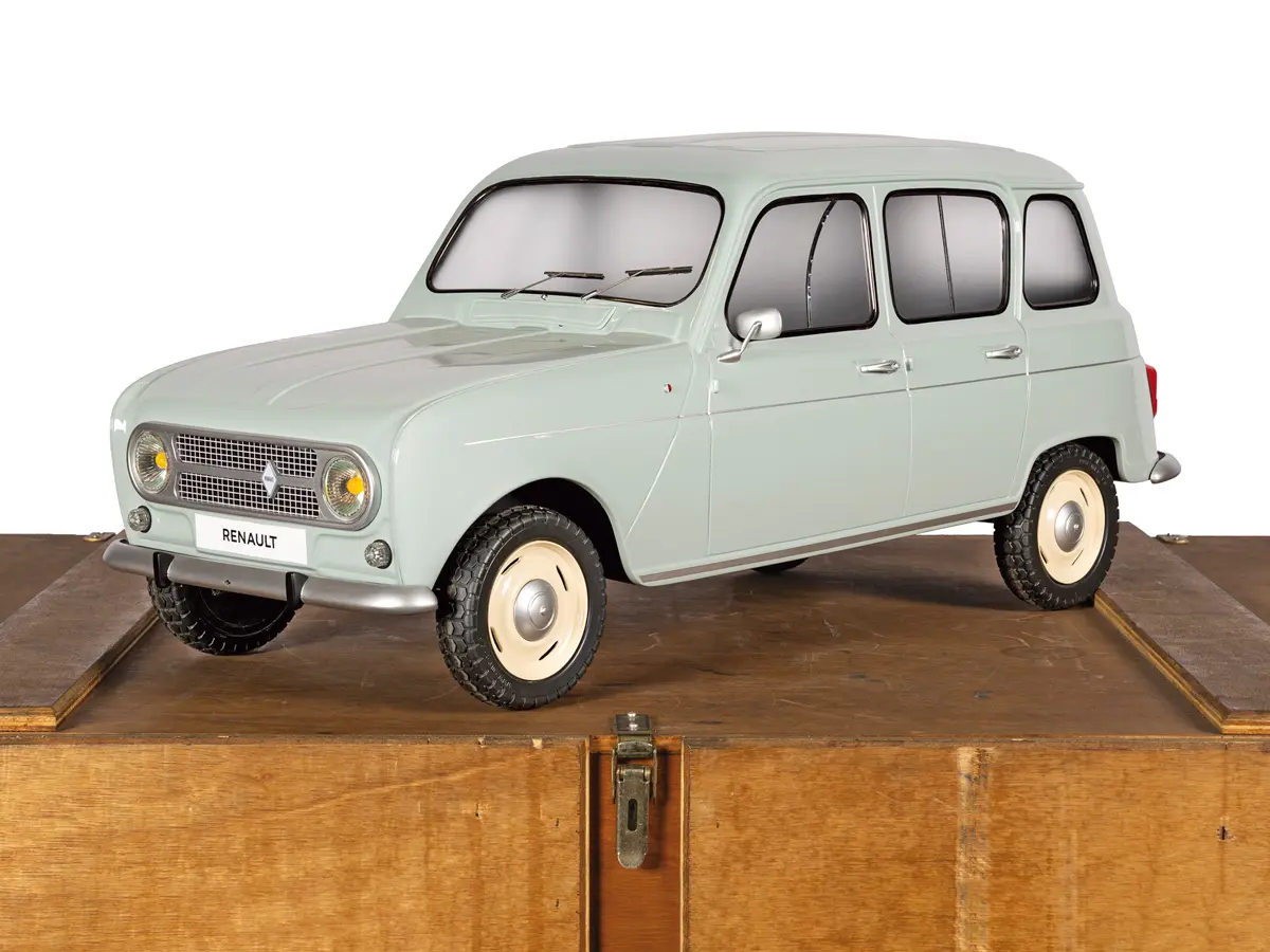 Renault 4L (1968) modell – Christophe Goujon eredetileg csak pedálos autót akart építeni a kisfiának, aztán azon kapta magát, hogy negyedére zsugorított R4 és Citroën 2CV modelleket készít eladásra. A Renault-tól is kapott megrendelést, ebből kettő került kalapács alá. Az 1:3,52 léptékű autó mérete 101x43x42 cm, a karosszéria anyaga műgyanta. Elkelt 3 310 euróért