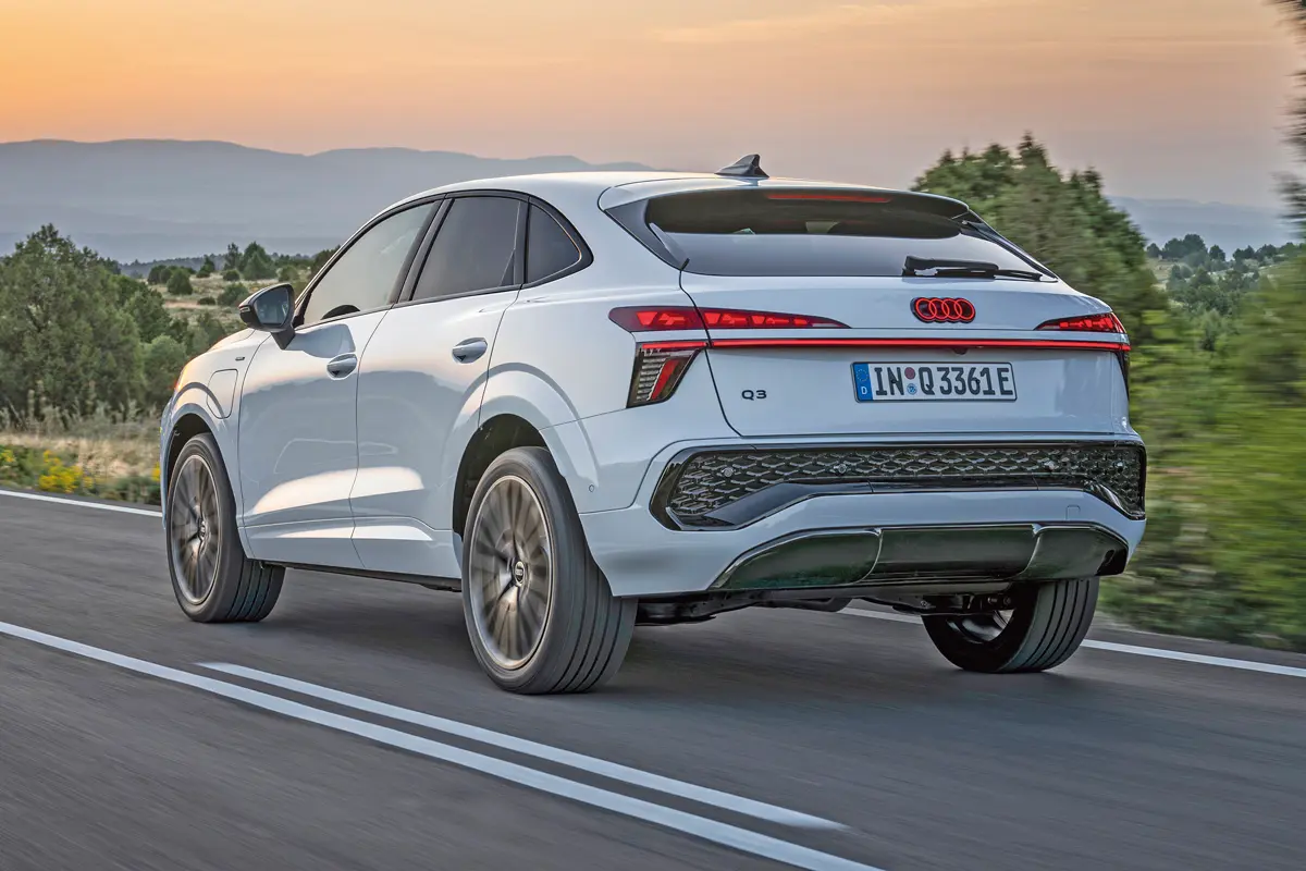 Ötajtós SUV kupé a Sportback, de a műszaki töltete megegyezik a normál ötajtóséval. Újdonság a világító hátsó embléma. Az e-hybrid akkuja nettó 19,7 kWh-s, ezzel akár 119 km-es hatótávot tudhat és 50 kW-tal is tölthető