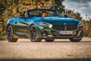 Harmonikus a BMW Z4 M40i Pure Impulse külső-belső színösszeállítása. A matt fényezésű autót gépi mosóba vinni barbárság
