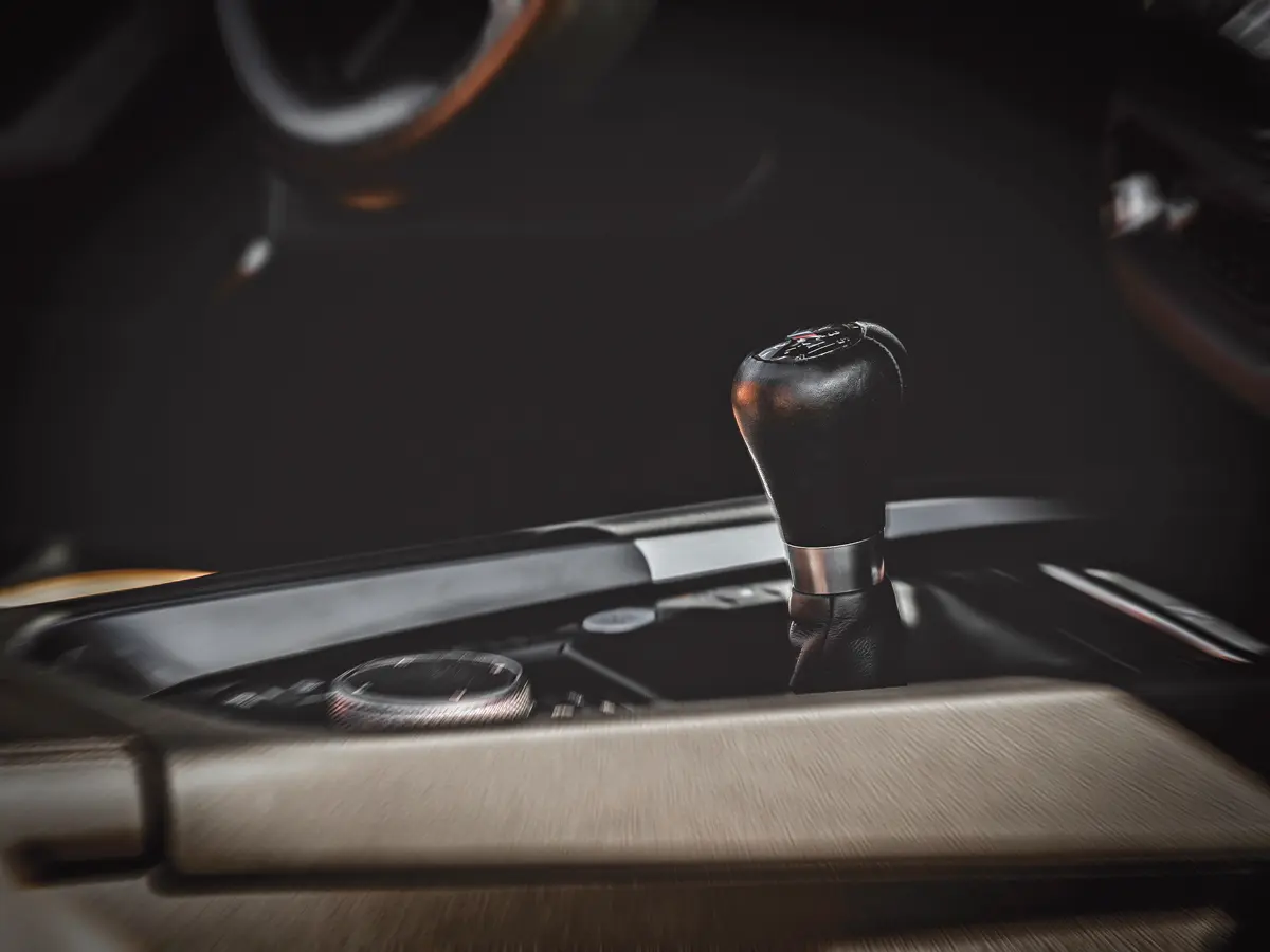 Ez a lényeg: hatfokozatú kéziváltó kapcsolódik a soros hathengeres motorhoz! A rögzítőféket nem cserélték mechanikusra, az maradt elektromos