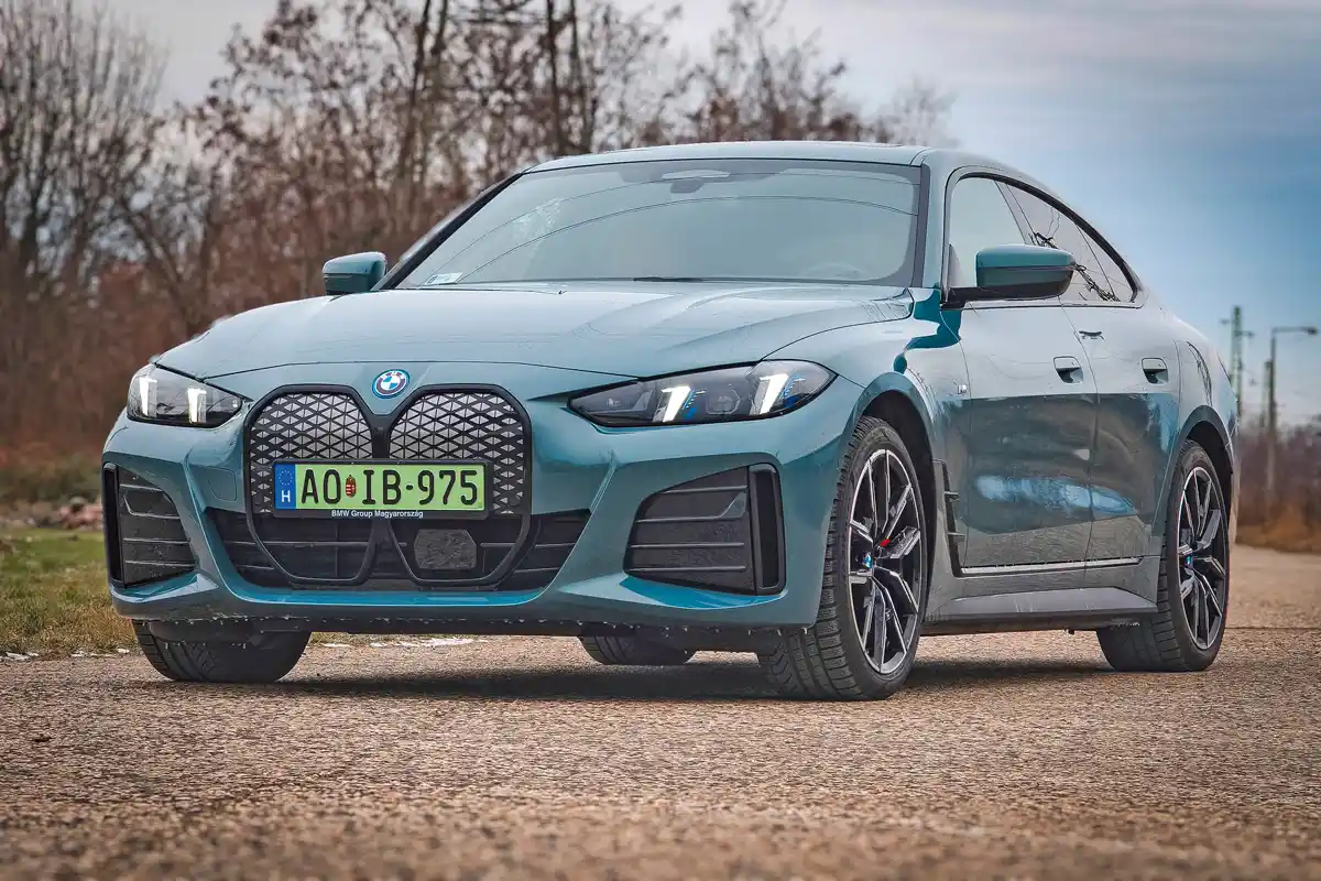 Finoman igazítottak a BMW i4 karosszériáján, az új menetfény a legfeltűnőbb részlet