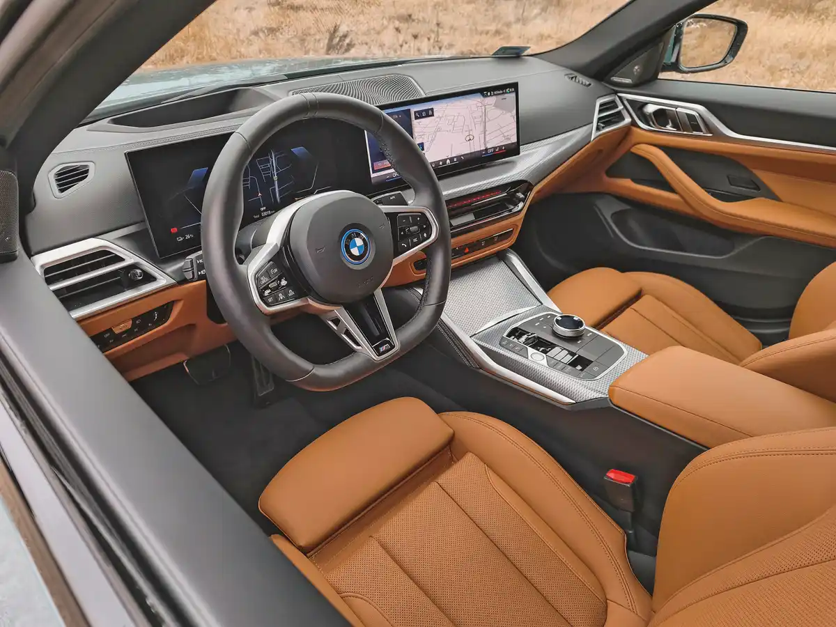 BMW-kben megszokott módon vaskos a kormány. A sebességre figyelmeztető a kormányról is kikapcsolható (SET gomb), a sávtaróhoz pedig van hozzáférés a gyorsmenüben
