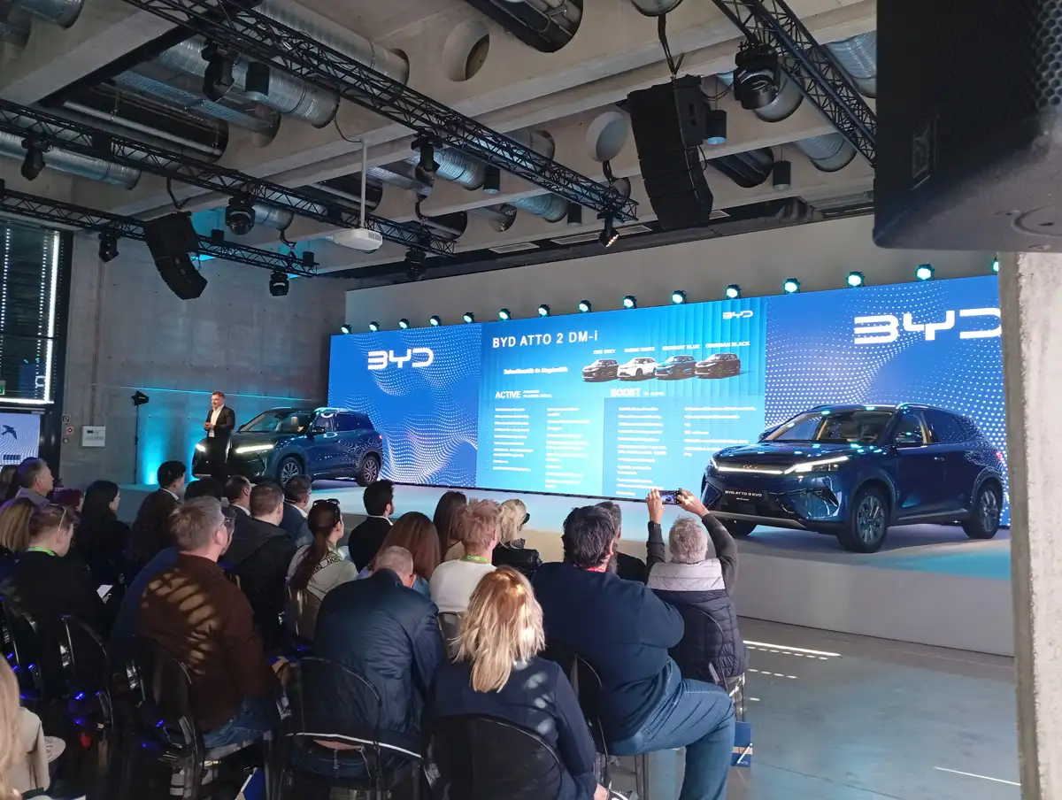 A BYD Atto 2 DM bemutató közönsége