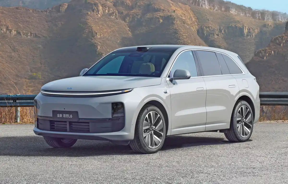 Az új C-NCAP rendszer első 5 csillagosa a Li Auto L6. Hatótáv-növelős villanyutó, 1,5-ös turbós benzinessel és 36,8 kWh-s akkuval