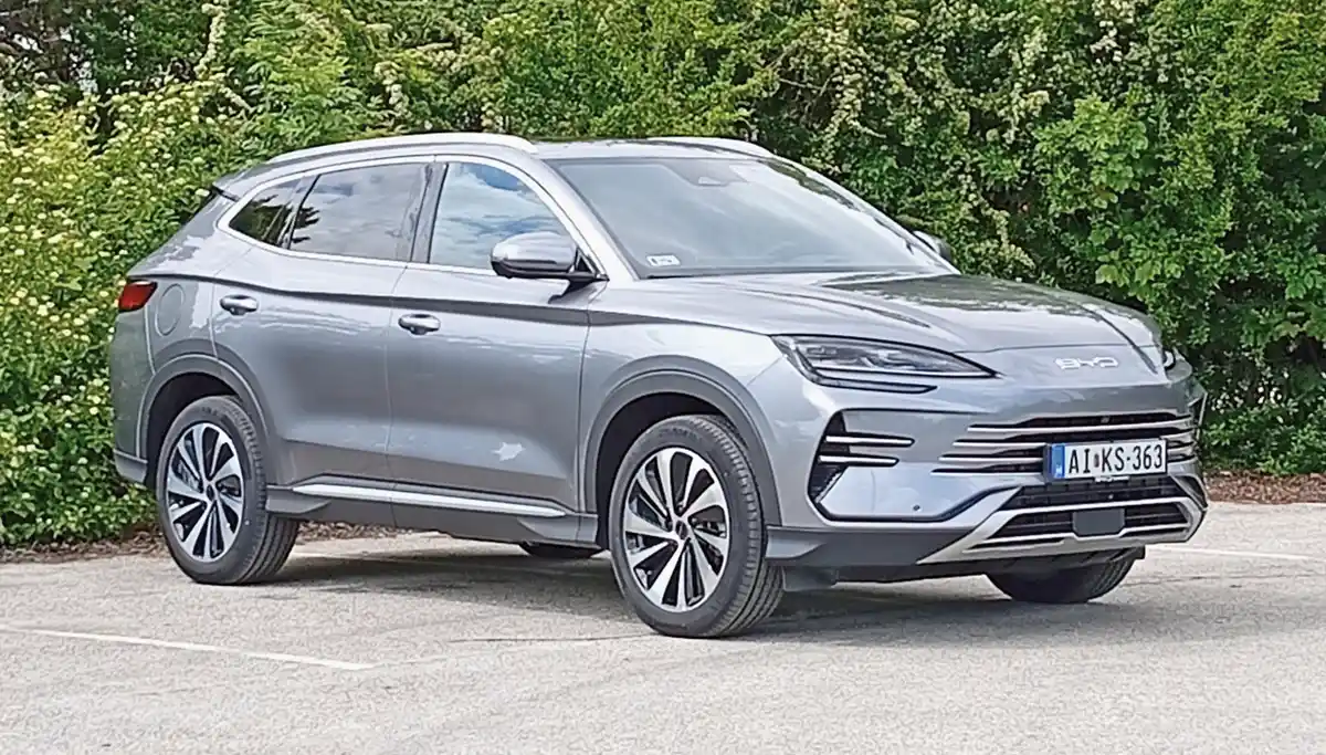 BYD Seal U DM-i. A márka sokáig azt hirdette, hogy az európai piacra kizárólag villanyautókat szán. Változott a környezet, változtatott a BYD is: a DM-i plug-in hibridet jelent