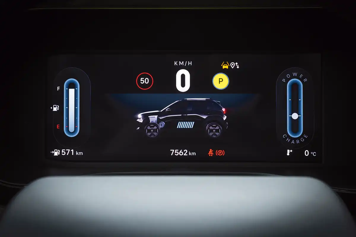 Nem állítható, hogy felesleges információk sora tereli el a vezető figyelmét. Ha csak a villanymotor hajt, akkor a sebességmérő színe fehérről kék színűre vált