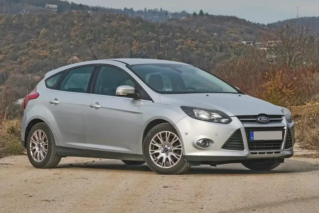 Nincs leharcolva a Ford Focus, a fényezés a gépháztetőn kívül gyári, komolyan összetörve sosem volt. Sokat mennek vele autópályán, nem városban gyilkolják hideg motorral, rövid távokon