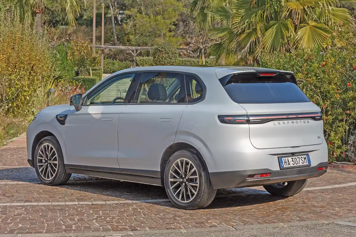 Van némi Porsche-ihlet a hátsó világítótestben, a Cayenne és a Macan is hasonló megoldású. Embléma helyett a Leapmotor felirat is segíthet a márka megismerésében, nem kell rejtvényt fejteni