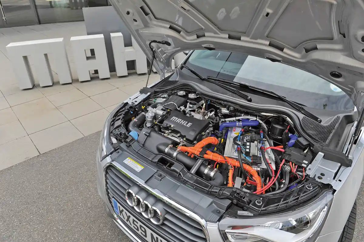Korábbi, 900 köbcentis E-REV, egy kísérleti A1-es Audi orrában. A 14 kWh-s akkut a csomagtartó padlója alá építették