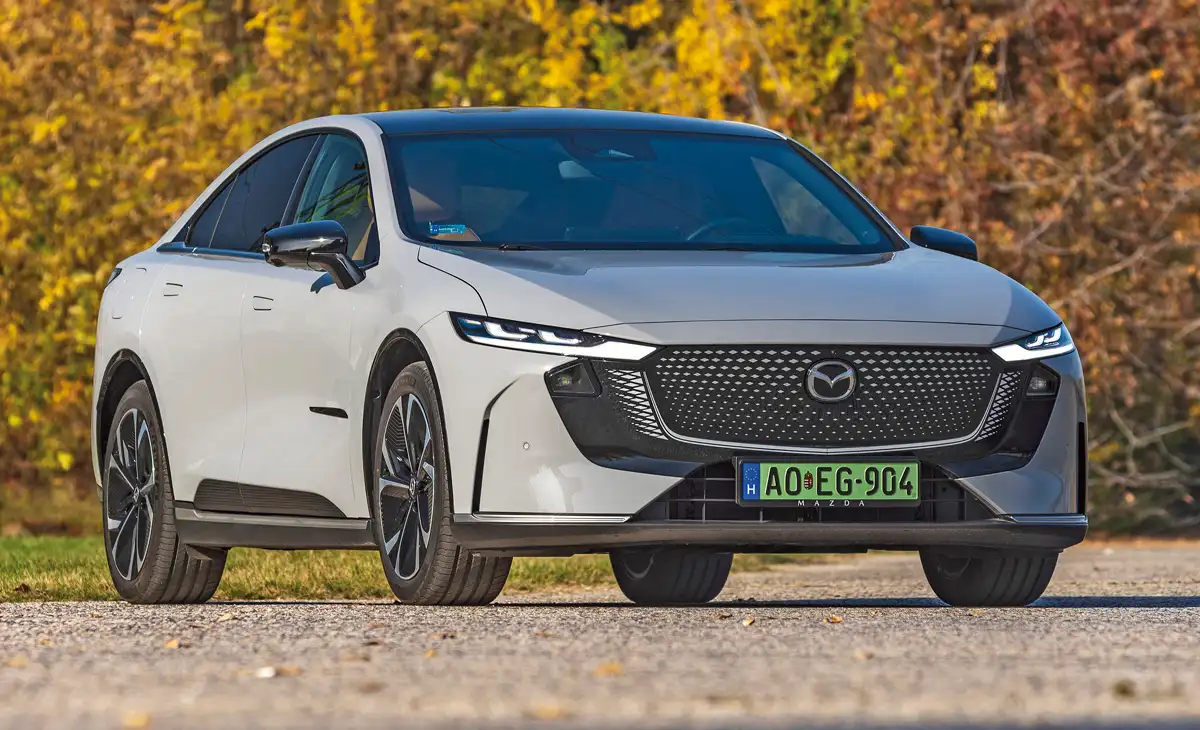 Formai szempontból szinte hibátlan és vonzó termék a Mazda6e, még szürkében sem jellegtelen. A Mazda logó és a hűtőmaszk kerete este világít, a diódás fényszórók tudása szerény